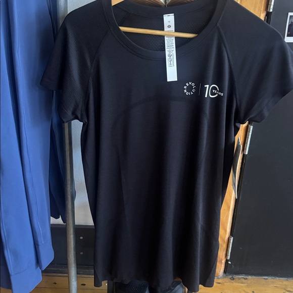 Lululemon Swiftly Tech Short Sleeve 2.0 NWT size 12 - Picture 1 of 4